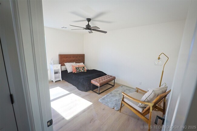 Building Photo - 112 W 2nd St