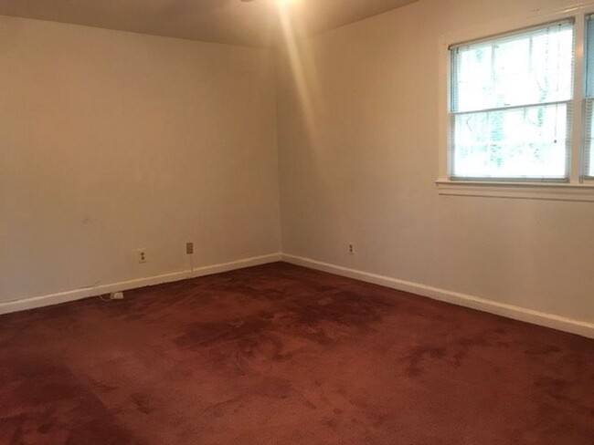 Building Photo - CORNER TOWNHOUSE/WOOD FLOORS/EXTRA WINDOWS...