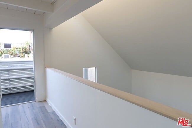 Building Photo - 21 1/2 Wavecrest Ave