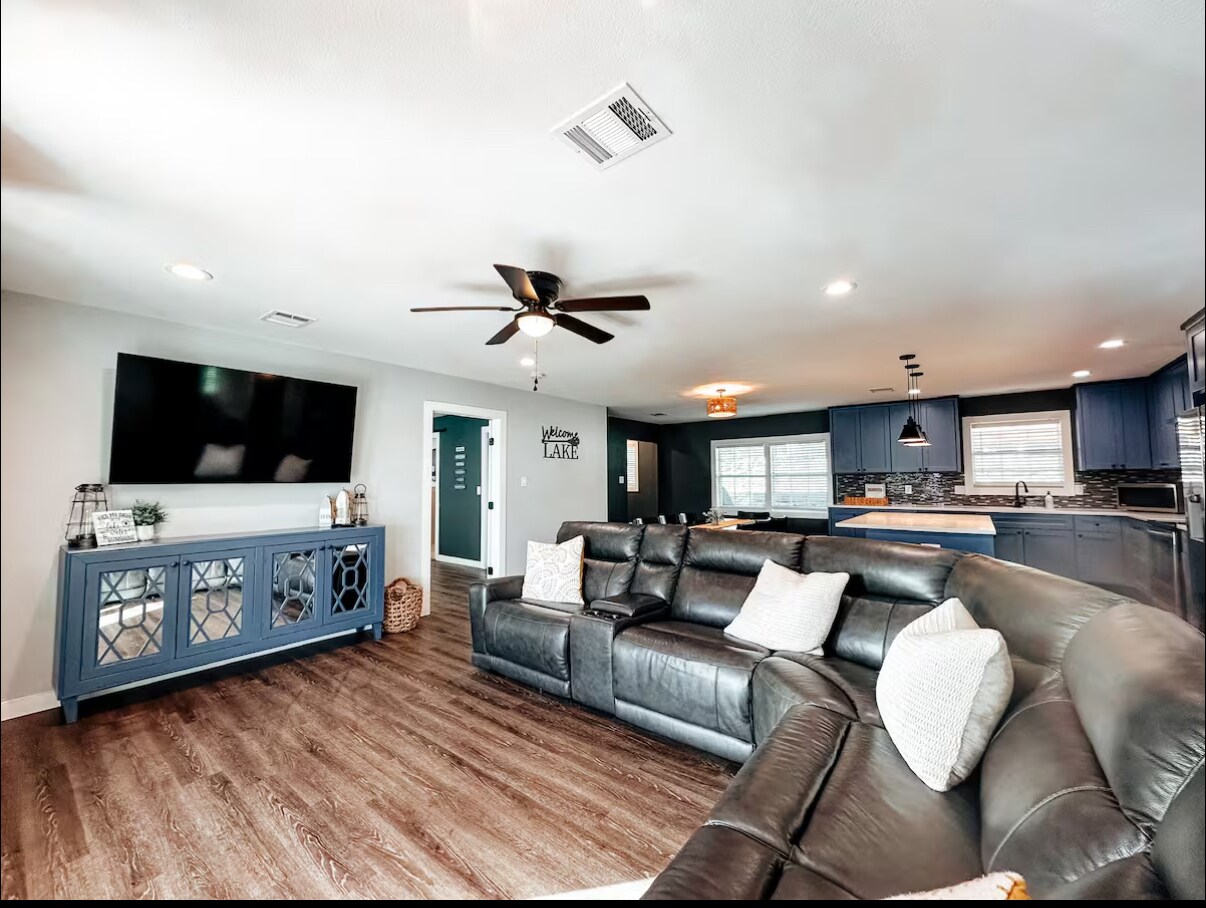 Building Photo - 1049 Meckel Dr