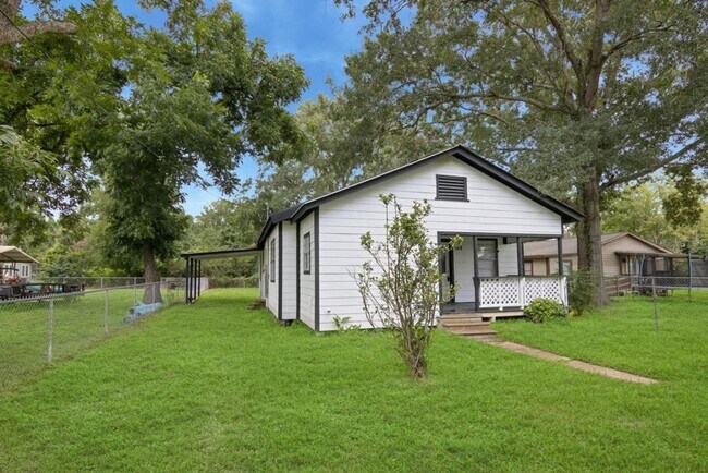 Building Photo - 3 bedroom - 2 bath. New paint, new plumbing and lighting fixtures, new bath vanities, new floorin...
