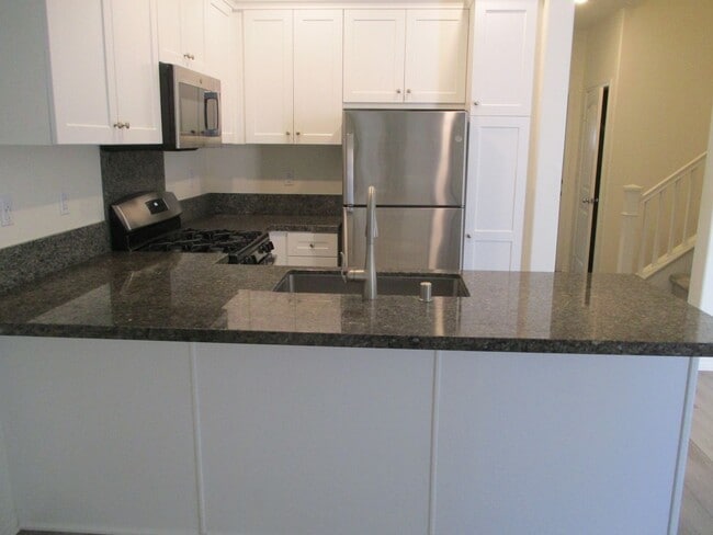 Building Photo - Murrieta 3 Bdr 2.5 Bath Town Home Built 2020