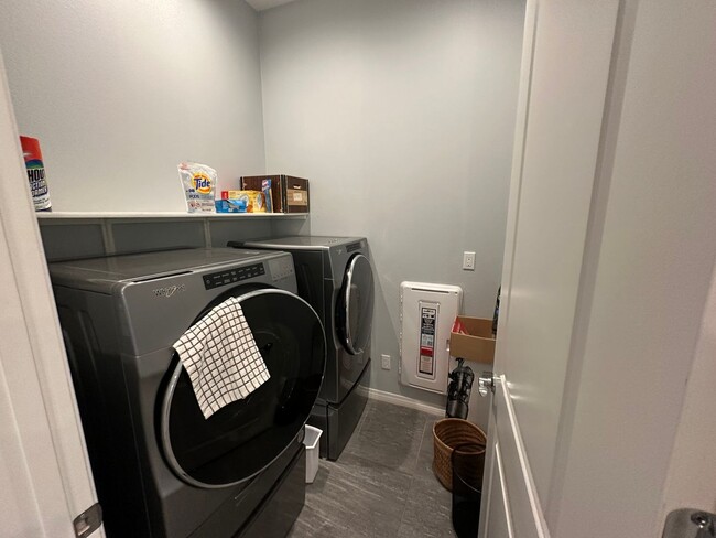 Building Photo - Short term Furnished home in the desirable...