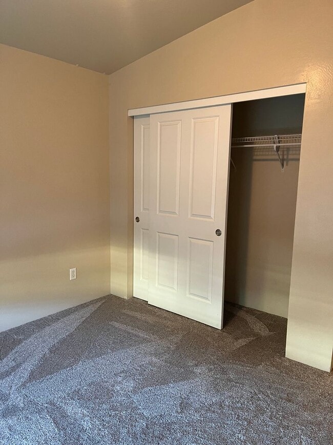 Building Photo - 3 Bedroom 2 Bath Single Family Home