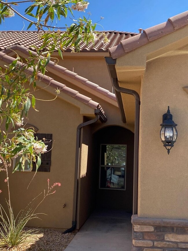 Building Photo - 4 Bedroom townhome