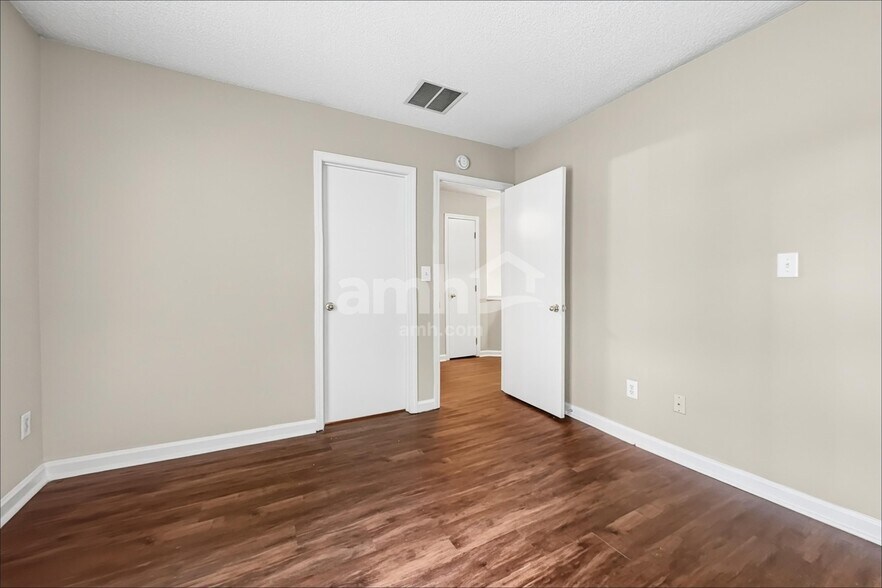 Building Photo - 116 N Honey Springs Ave