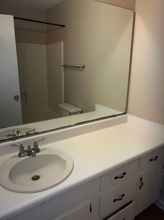 Building Photo - Two Story 3 Bed 2.5 Bath Available Early S...