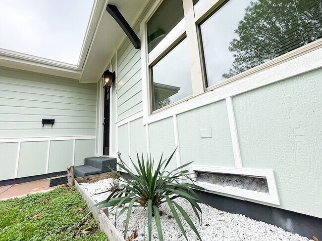 Building Photo - 722 E Strong Pkwy