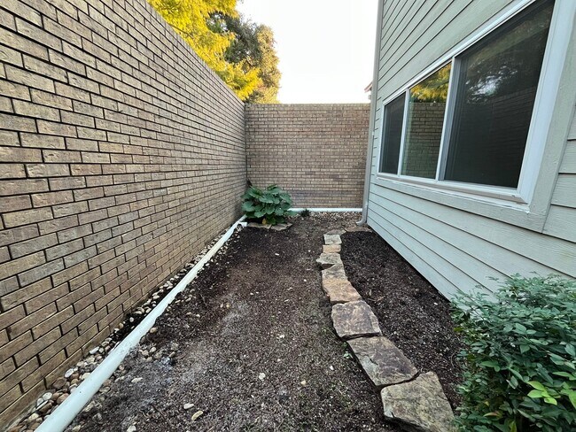 Building Photo - 70 Chervil Common