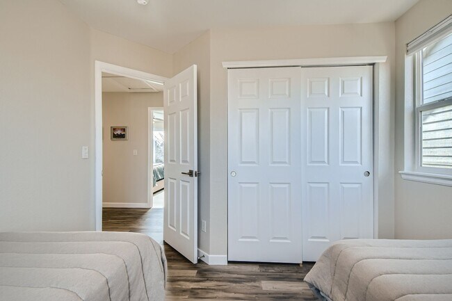 Building Photo - Lovely 3 BDR/3BA Home - 20 Minutes to Denver