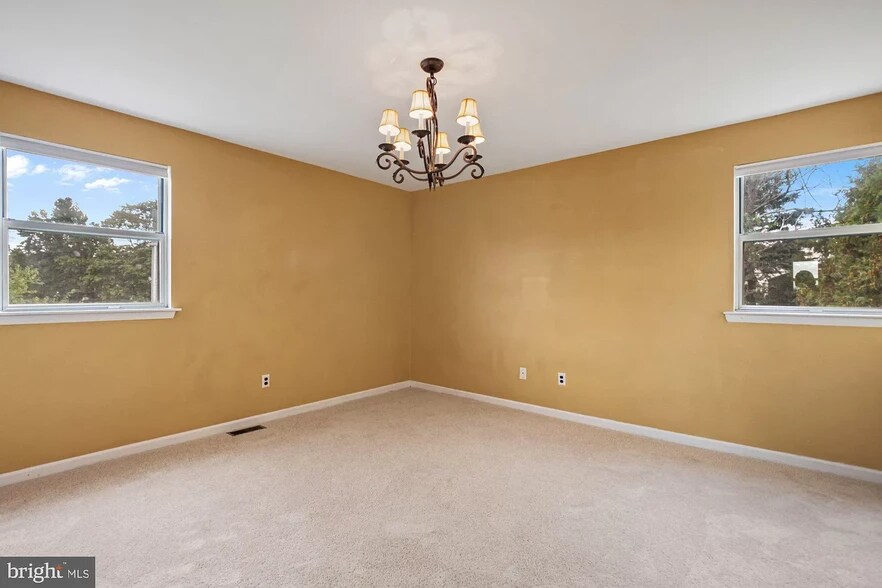 Master bedroom (view 1) - 1 Dogwood Ln