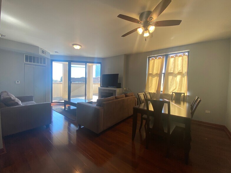 Building Photo - 1464 S Michigan Ave