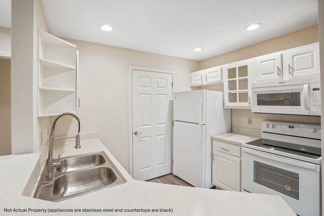 Building Photo - 5066 Stratford Pine Ln