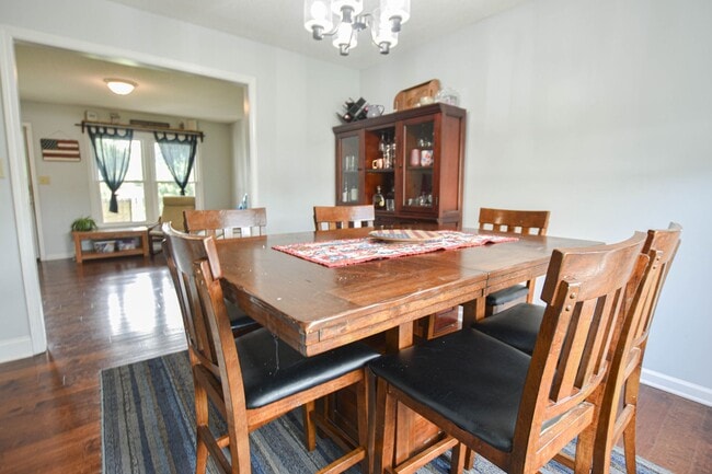 Building Photo - Pet Friendly Five Bedroom!
