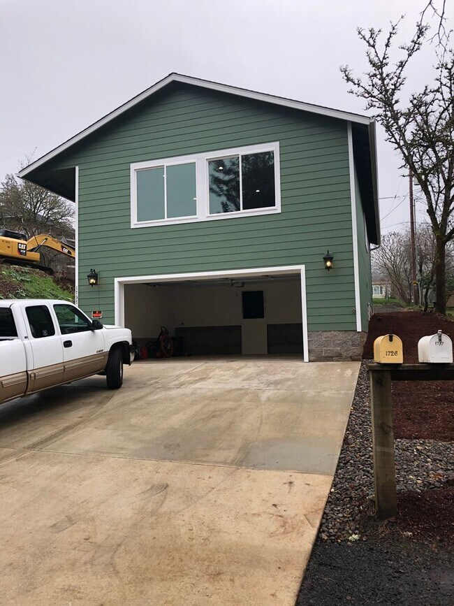 Primary Photo - Brand new 3 bedroom house in Roseburg