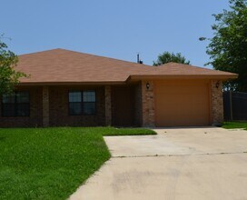 Building Photo - 913Daisy