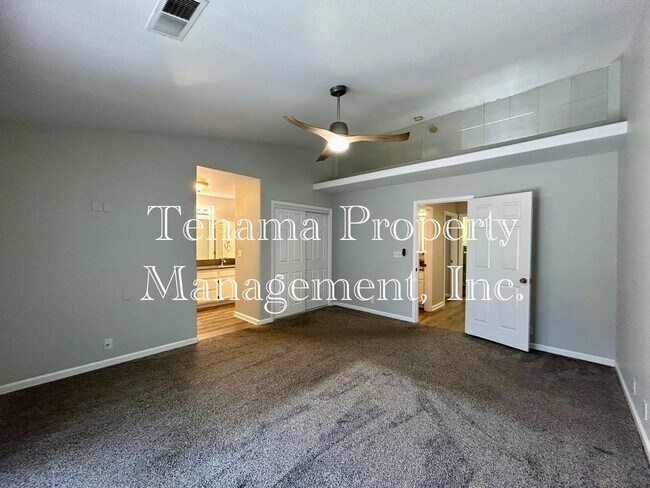 Building Photo - Executive 3 Bederoom 2 Bathroom home with in-ground pool and landscaping service included.