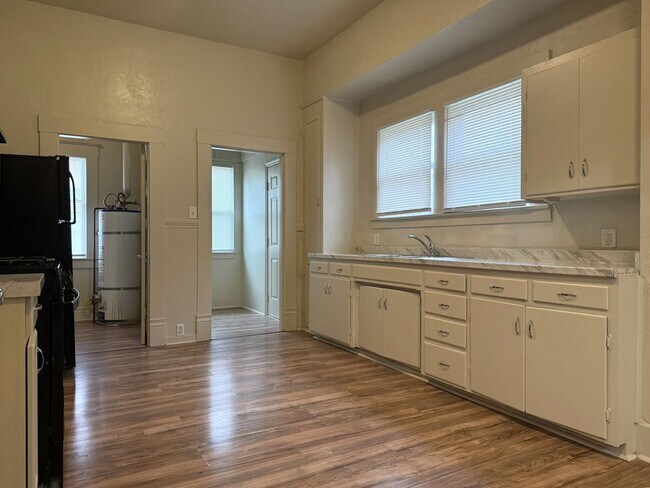 Building Photo - Endearing 2/1 Available Now!!!