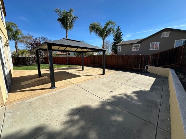 Building Photo - Gorgeous 6 Bedroom, 3 Bath Antioch Home