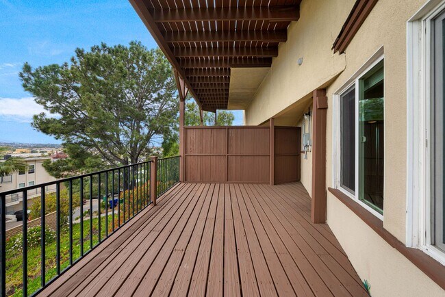 Building Photo - Spacious Studio aand 1-bedroom Apartments in Mission Hills – Prime Location!