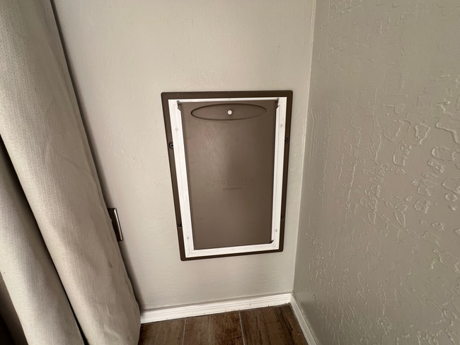 Building Photo - 910 N Swan Dr