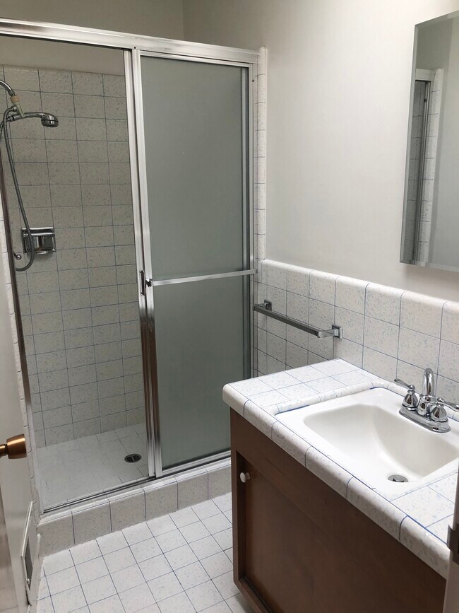 bathroom 1 - 280 Prague St