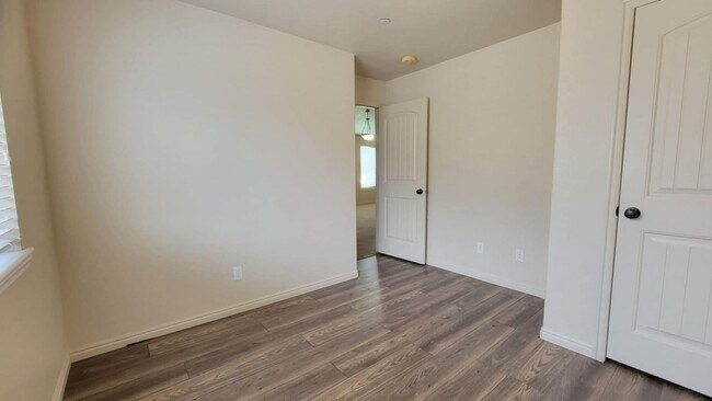 Building Photo - Gorgeous Eagle Mountain Condo!