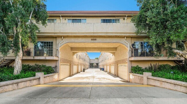 Building Photo - Beautifully Updated 3-Bedroom Tri-Level Co...