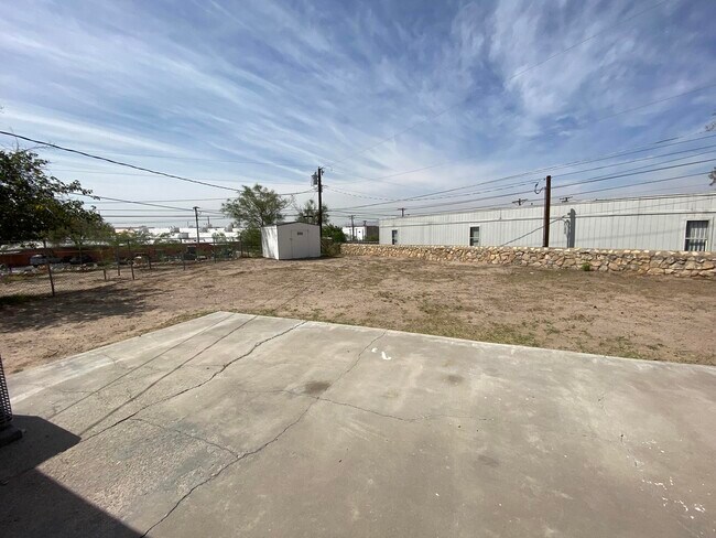 Building Photo - 6105 Hanley Way