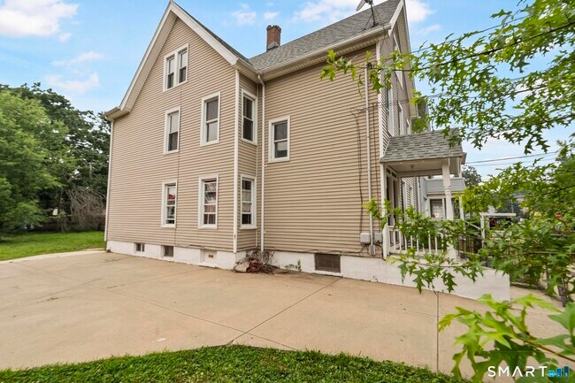 Building Photo - 354 Poplar St