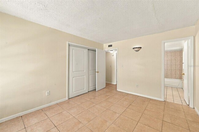 Building Photo - 905 W Oak Ridge Rd