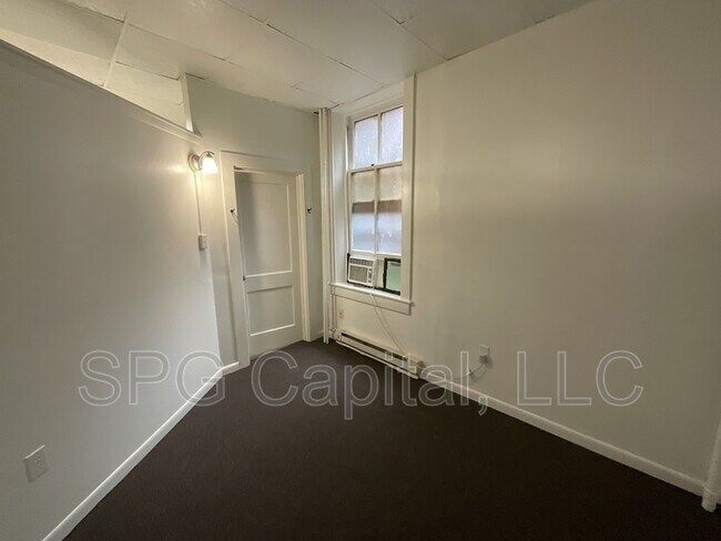Building Photo - 9-12 Center Square