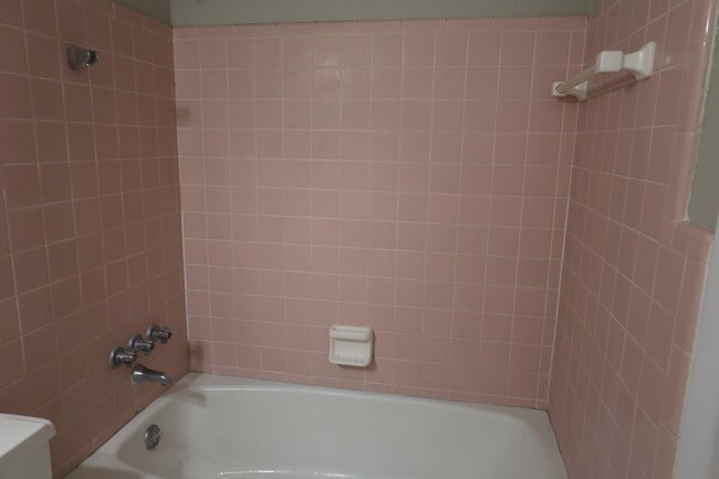 Building Photo - 104 Catherine Ave