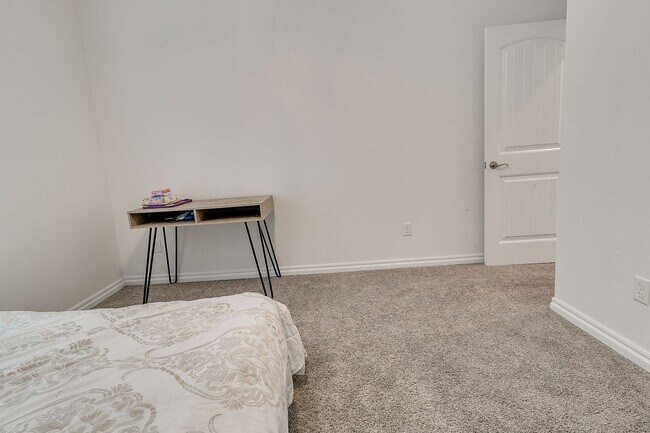 Building Photo - 3 Bed, 2 Bath Home with Bonus Office and  ...