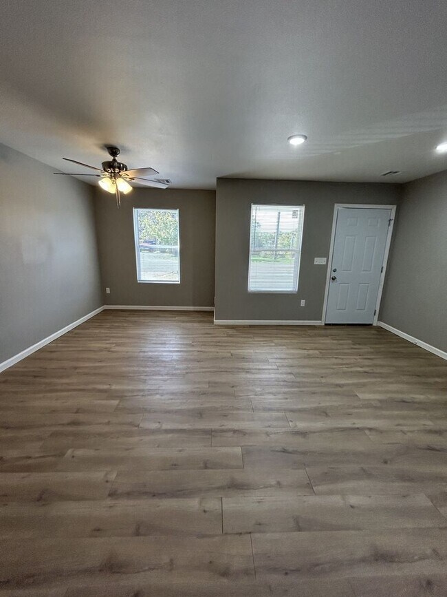 Building Photo - 718 Columbus St