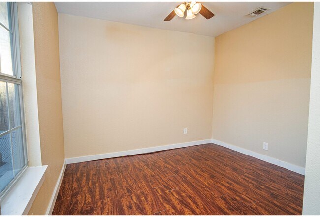 Building Photo - 526 Cooper St