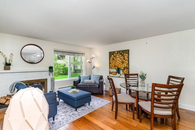 Building Photo - Updated Bellevue Condo in Racquet Club — P...