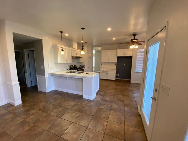 Building Photo - Great North Hanford Location