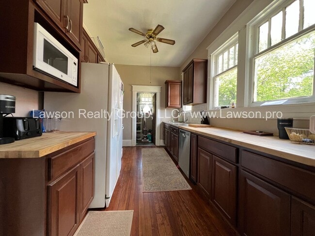 Building Photo - Beautiful House, Close to the Greenway and...