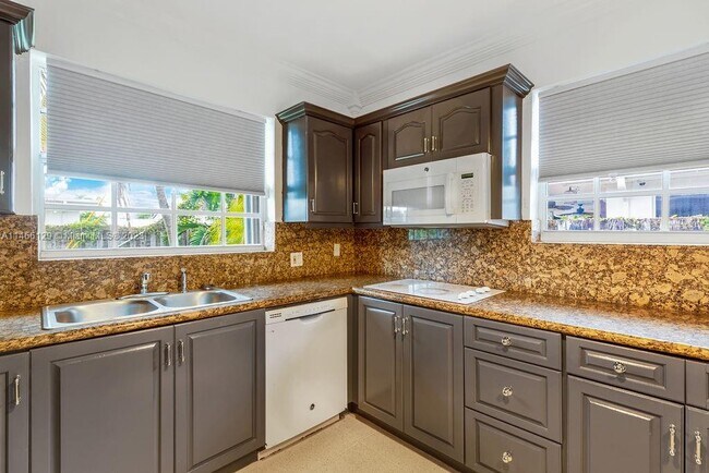 Building Photo - 1671 S Treasure Dr