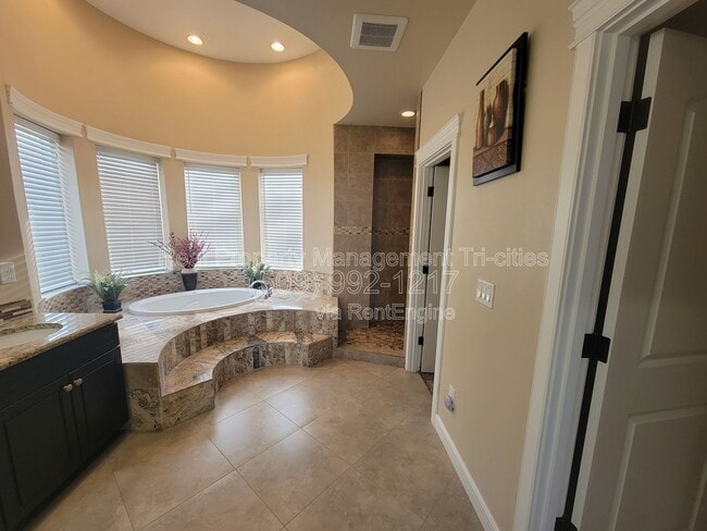 Building Photo - 2348 W 49th Ave