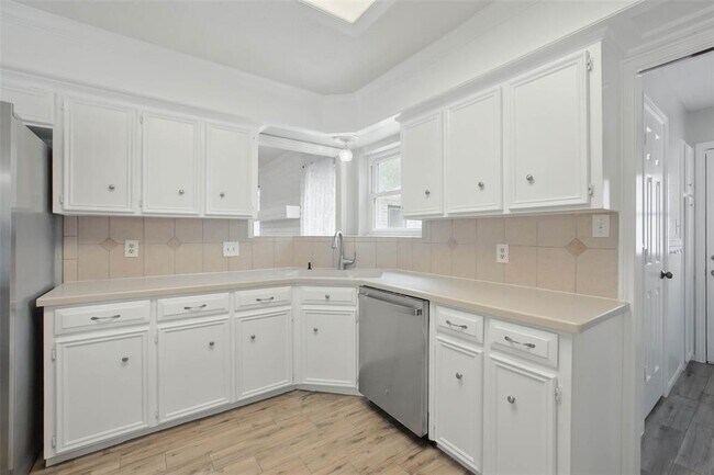 Building Photo - 1302 Dominion Dr