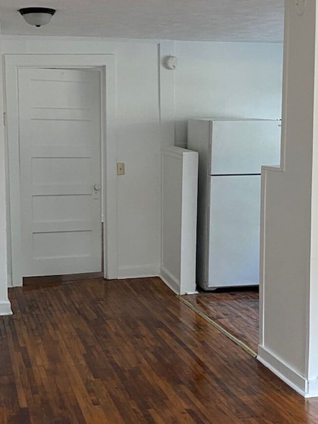 Building Photo - Renovated 1 Bedroom 1 Bath Unit for Rent!