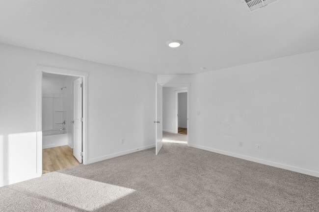 Building Photo - Comfortable and Spacious 4-Bedroom Townhom...