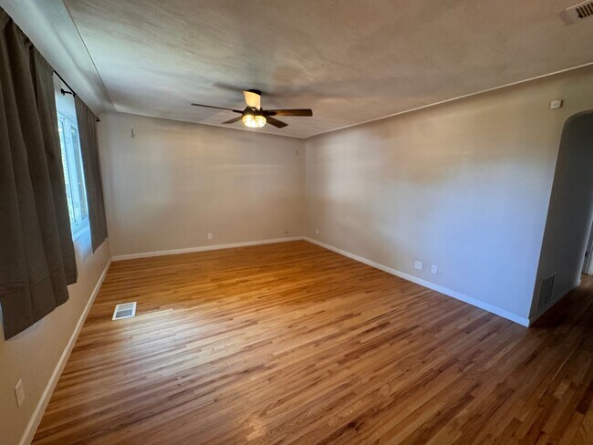 Building Photo - Beautiful 3 bedroom 2 bath home.