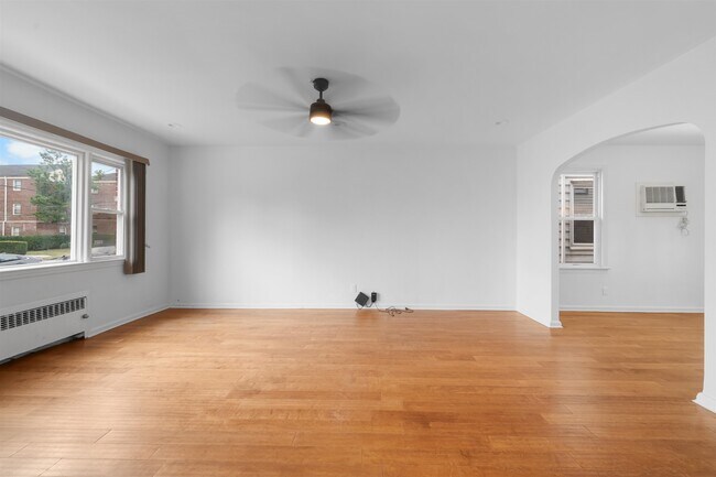 Building Photo - 172 W 49th St