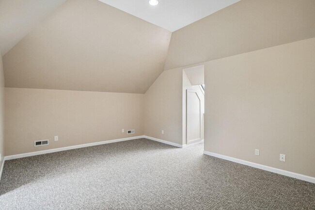 Building Photo - 1819 Brookview Dr