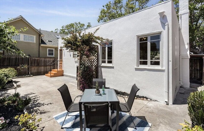 Building Photo - NO HOA!!!  This 1 bedroom 1 bathroom split...