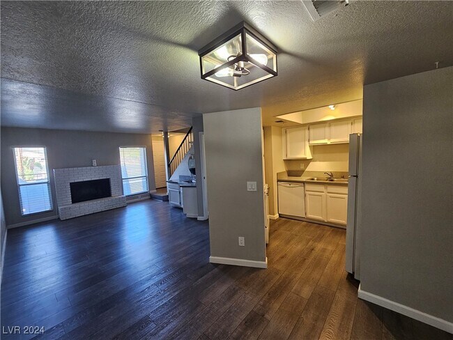 Building Photo - 3749 Carlyle Dr