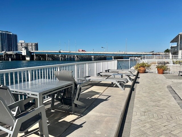 Building Photo - 2016 Bay Dr